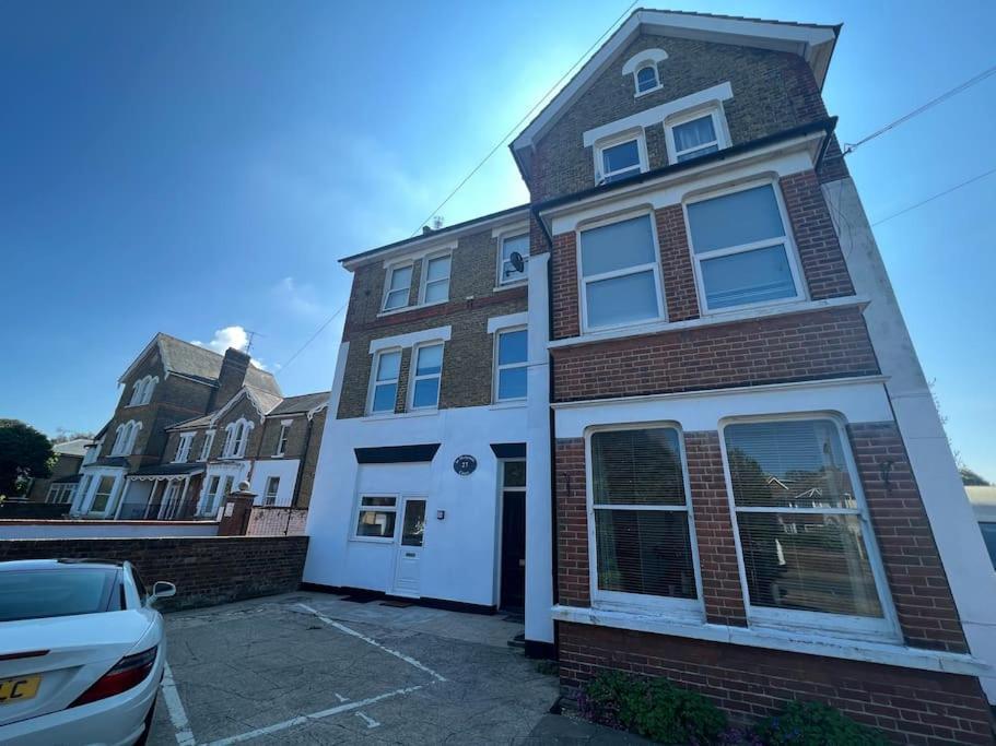Cosy Coach House Garden Apartment By The Sea, Own Entrance Door, Garden Terrace With Exclusive Rear Door Access & Free Reserved Parking Space Only 2 Mtrs From Your Apt Door! Early Checkin From 3Pm And Late Check Out Till 11Am Available! Broadstairs Exterior photo