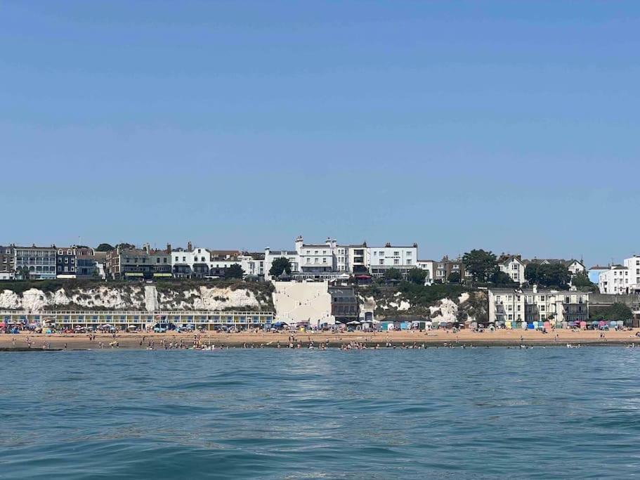 Cosy Coach House Garden Apartment By The Sea, Own Entrance Door, Garden Terrace With Exclusive Rear Door Access & Free Reserved Parking Space Only 2 Mtrs From Your Apt Door! Early Checkin From 3Pm And Late Check Out Till 11Am Available! Broadstairs Exterior photo